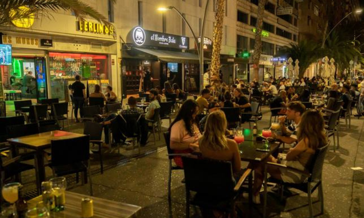Varias personas disfrutan de una de las zonas de ocio nocturno en Santa Cruz de Tenerife. / Archivo 