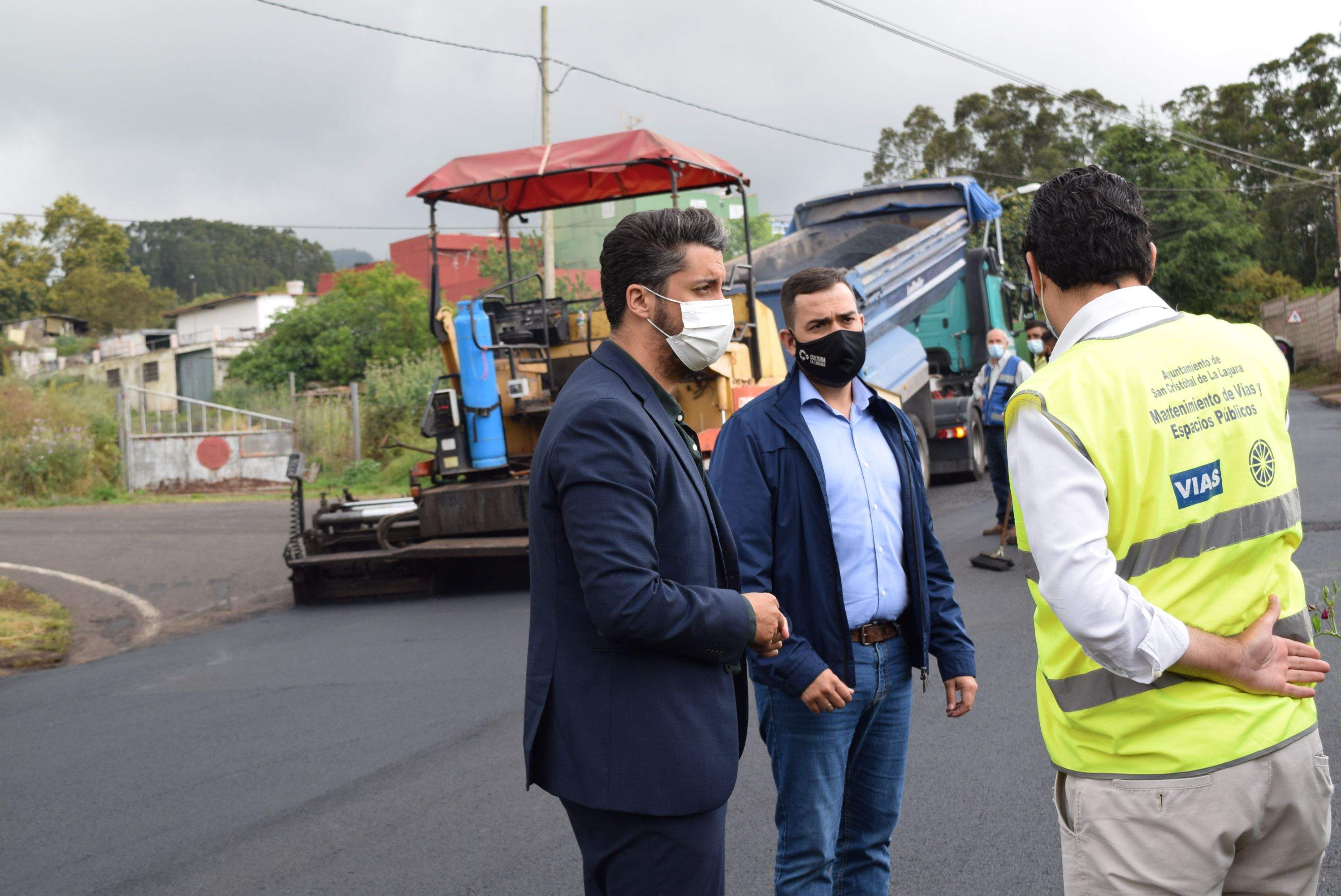 Luis Yeray Gutiérrez y Josimar Hernández en una visita a obras de asfaltado. / Ayuntamiento de La Laguna