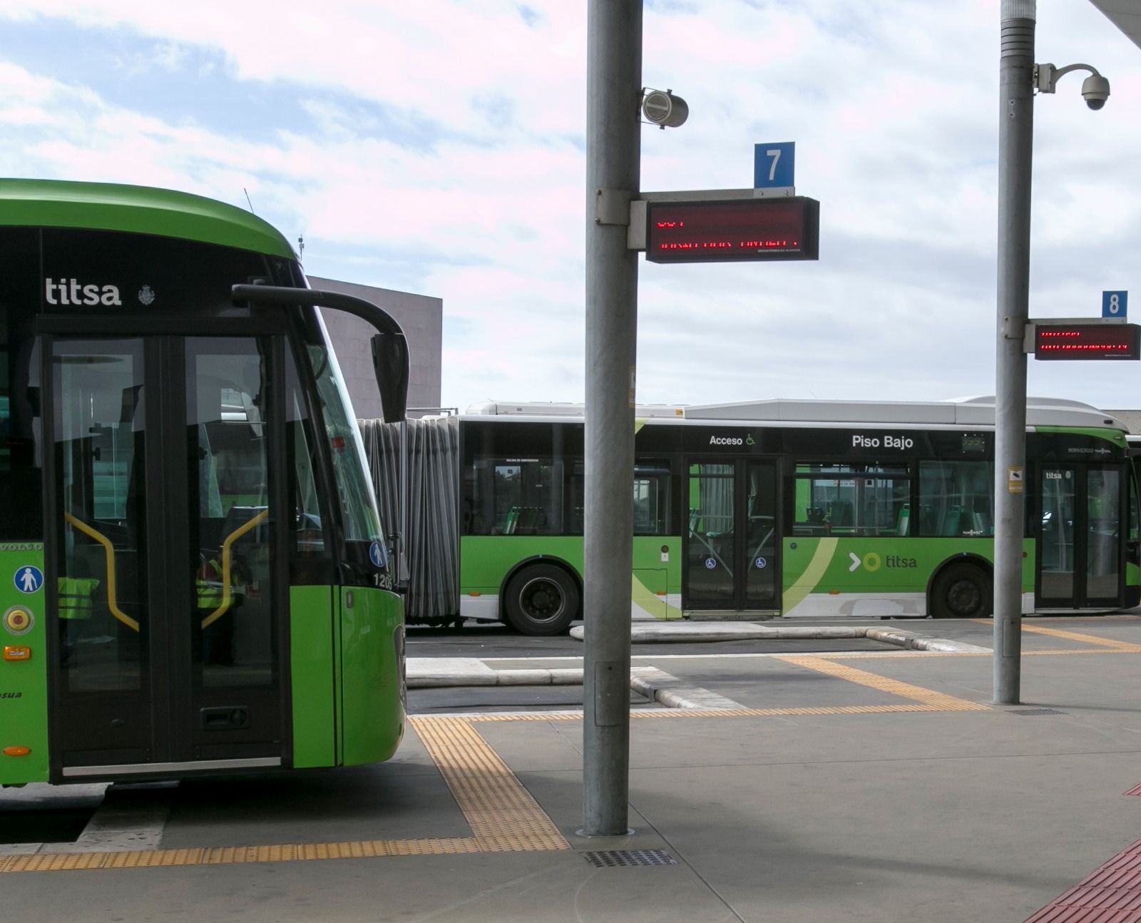 Guaguas estacionadas en el intercambiado de Santa Cruz. / TITSA 