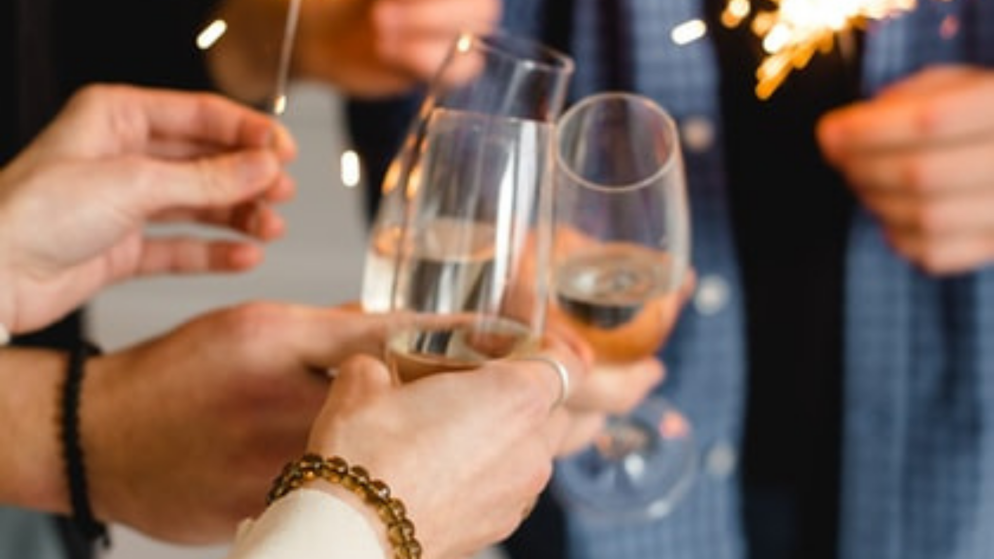 Grupo de personas realizando un brindis. / Unsplash