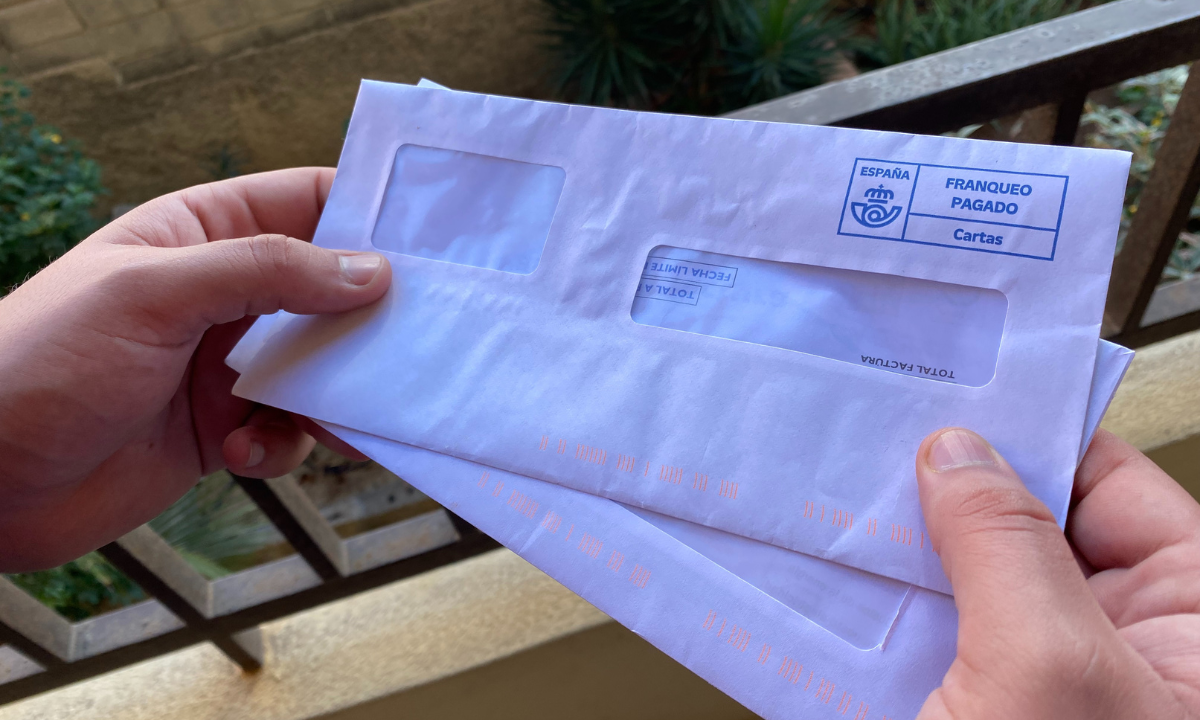 Una persona mirando las facturas. / Atlántico Hoy