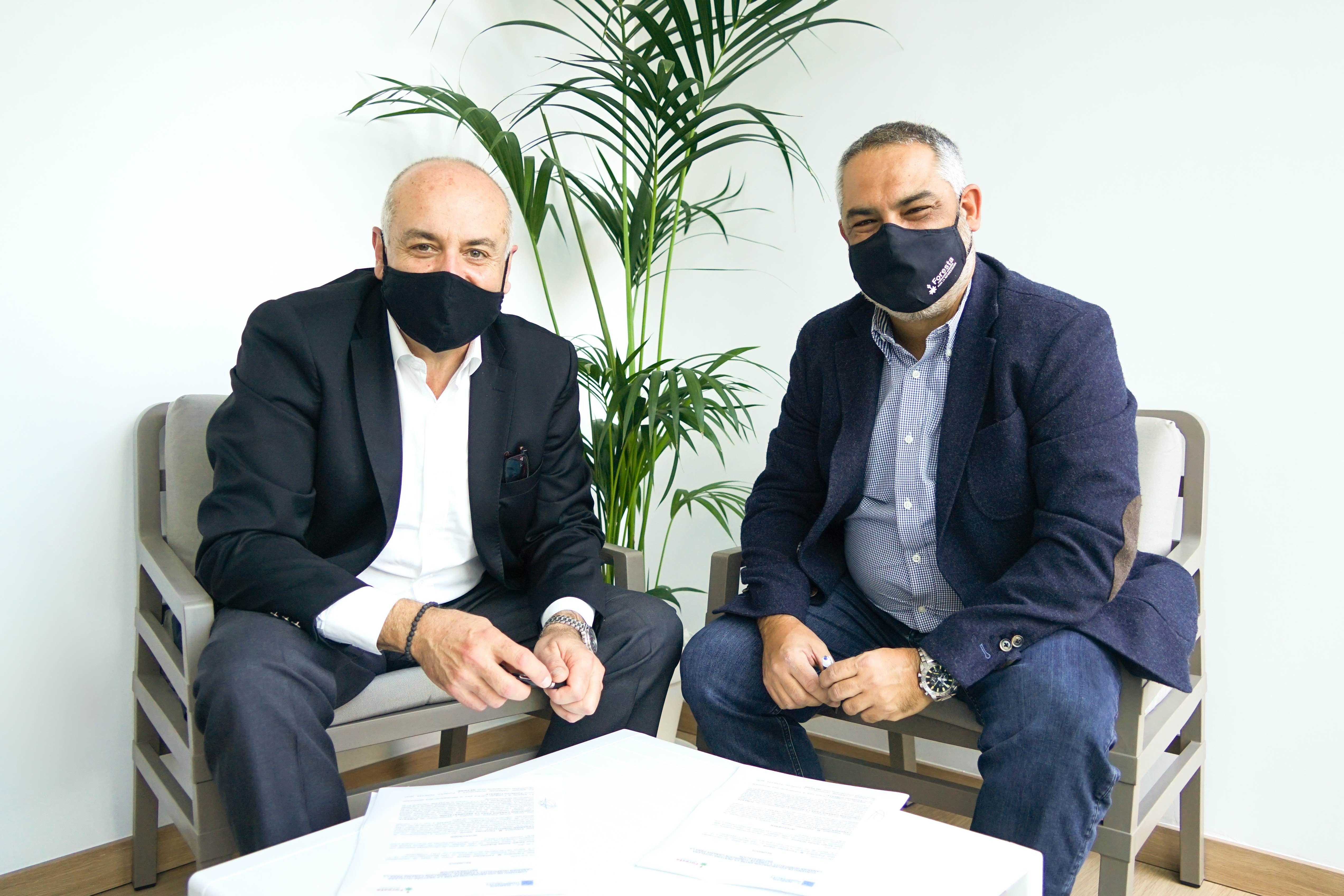 ergio Armas, gerente de Foresta, a la izquierda, y Francisco Fernández, director general de Canarian Hospitality, a la derecha, durante la firma del convenio en el MYND Adeje. / Cedida