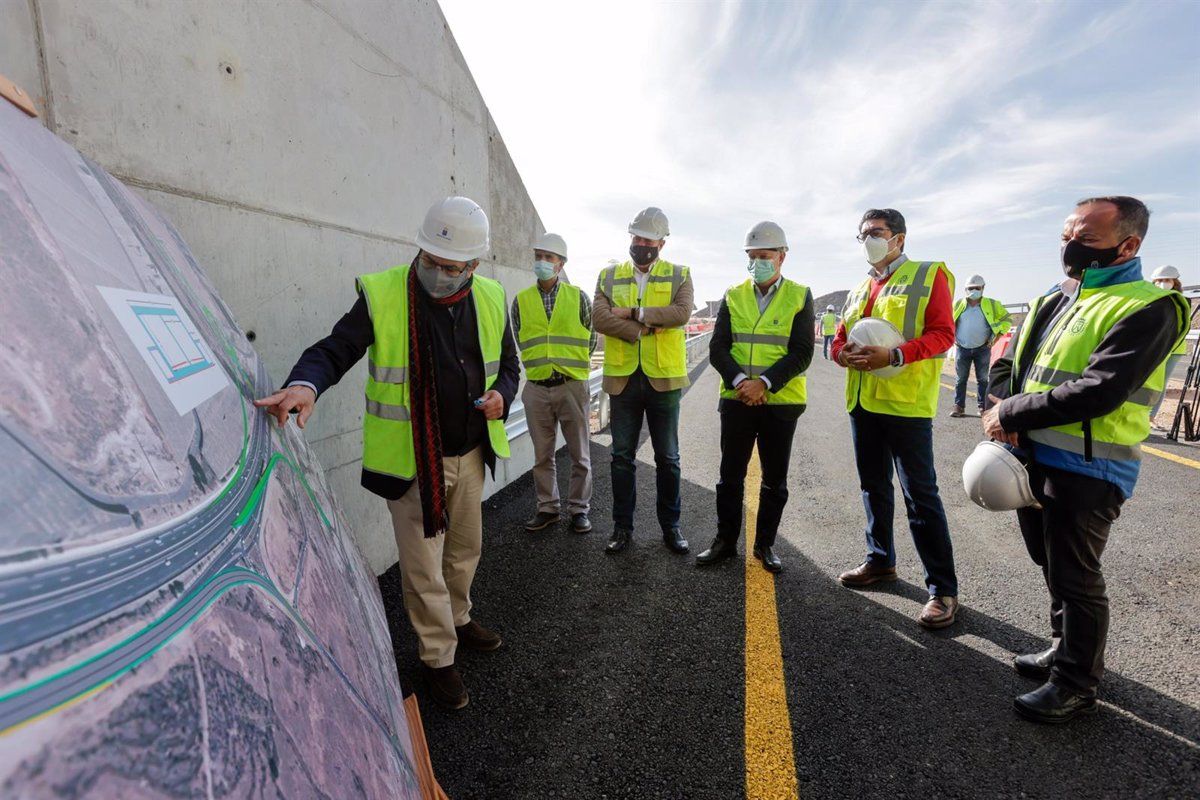 Dirigentes políticos ante la apertura de dos ramales en el enlace de Oroteanda. / Gobierno de Canarias 