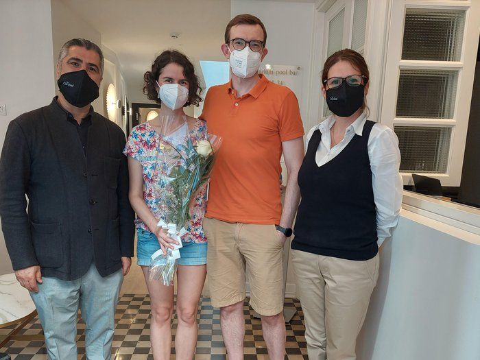 Primeros clientes del hotel La Niña de Vegueta, recibidos por el director de Operaciones de la cadena beCordial Hotels & Resorts, D. Salvador Elena./