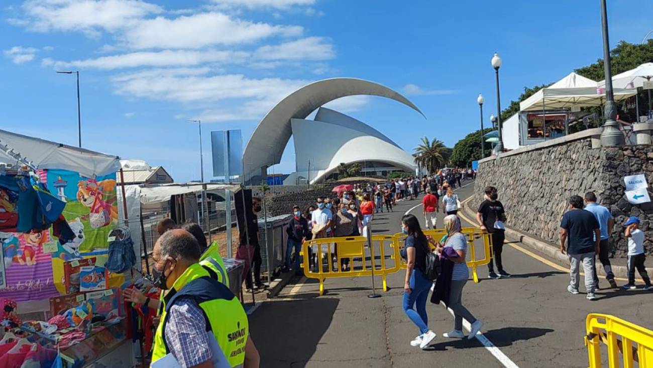 Rastro de Santa Cruz en la zona de la avenida Marítima durante la pandemia. / Ayuntamiento de Santa Cruz de Tenerife 
