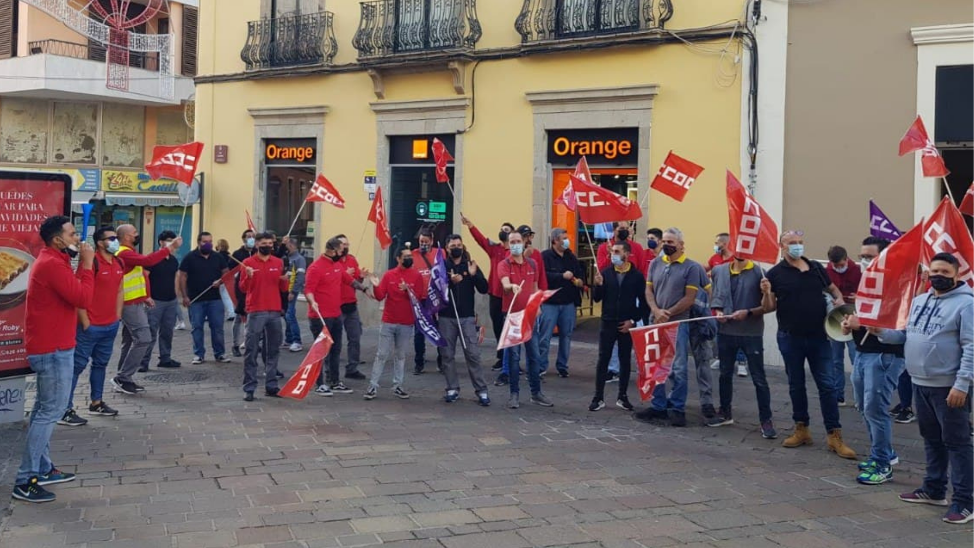 Trabajadores de Circet Cableven manifestados el pasado lunes, 10 de enero, en la calle Castillo, en Santa Cruz de Tenerife. / Comisiones Obreras