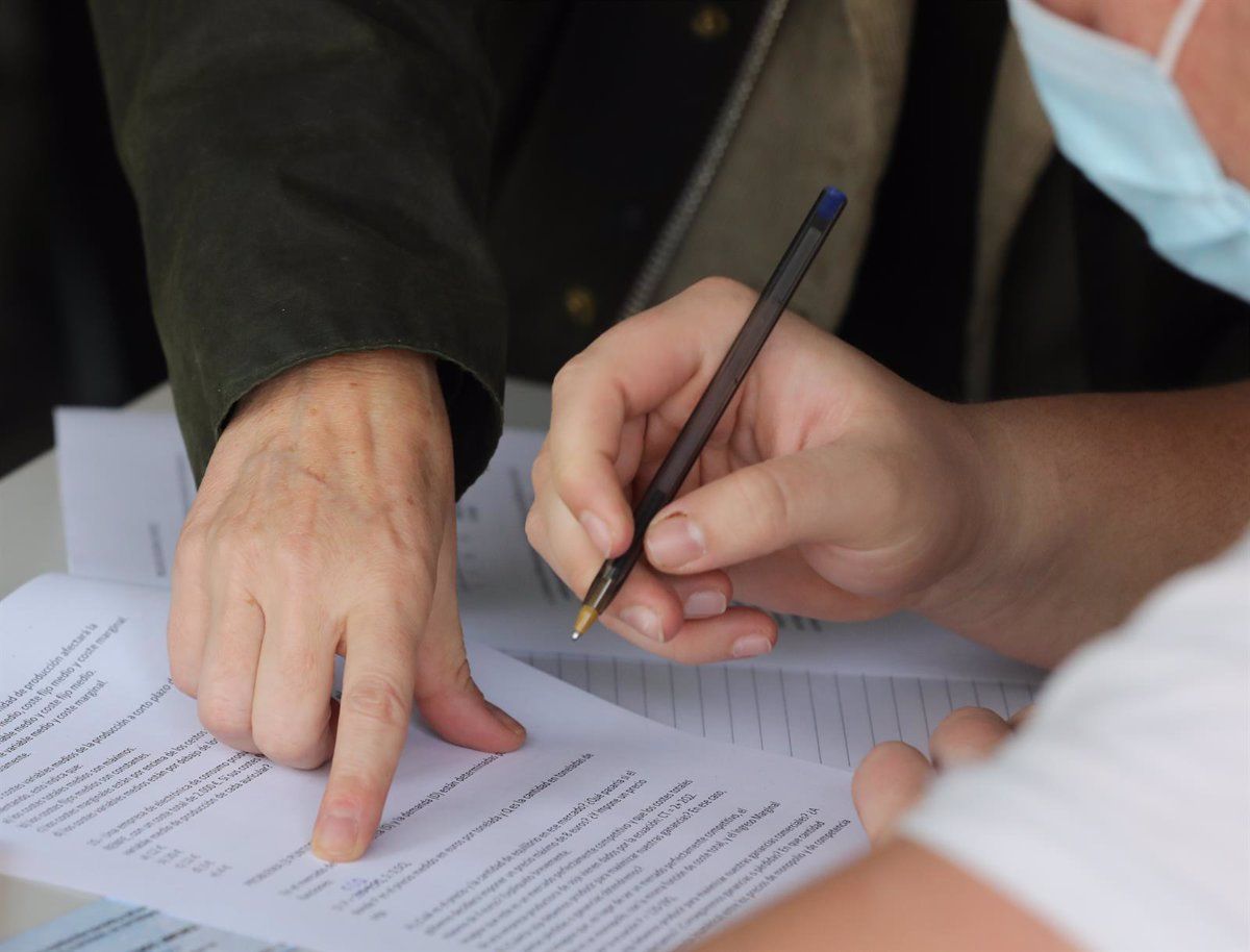 Una profesora con un alumno durante un examen colegios. / EP