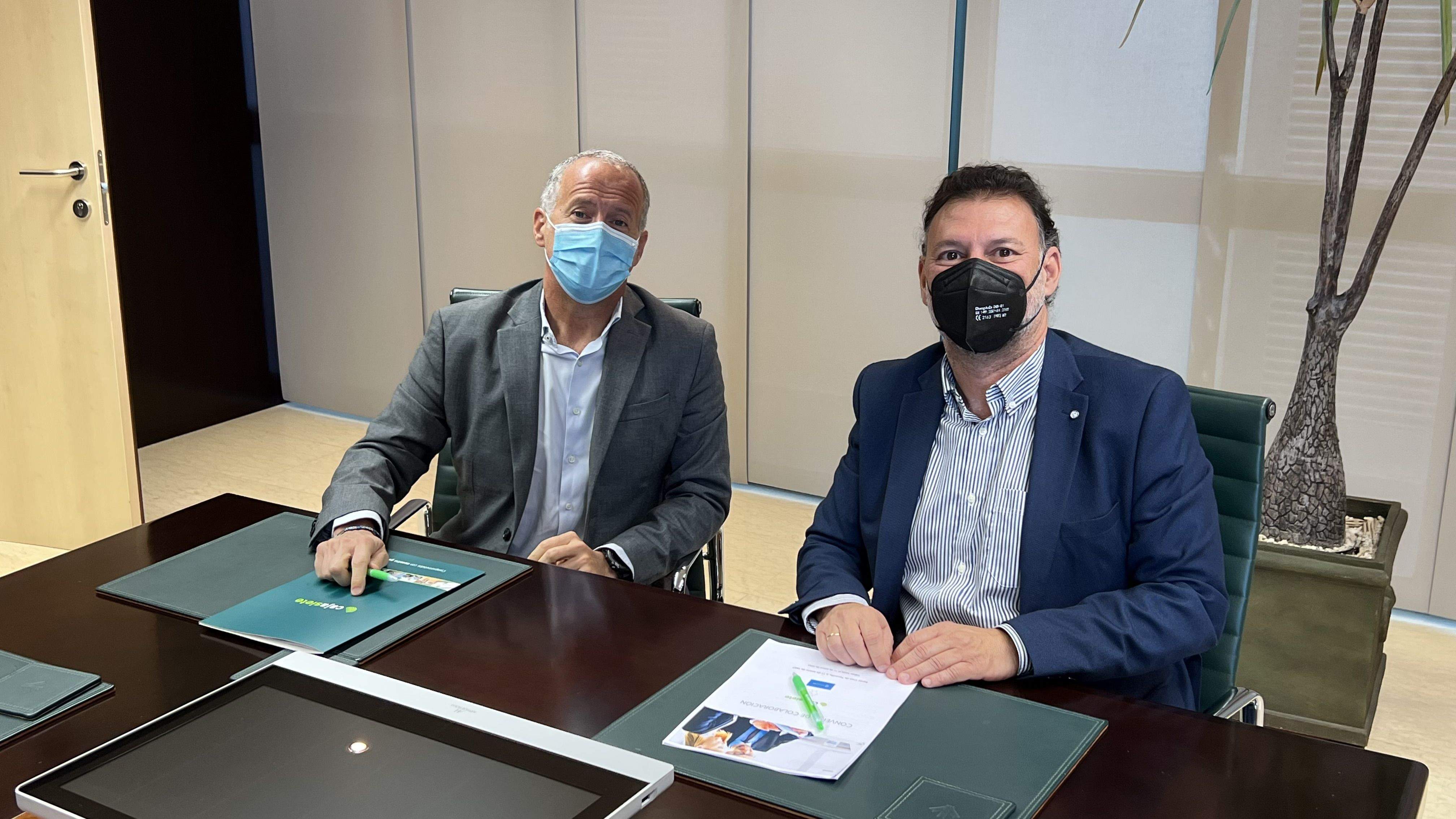 Manuel del Castillo, director general de Cajasiete y Andrés Calvo, presidente de Avalcanarias./ 