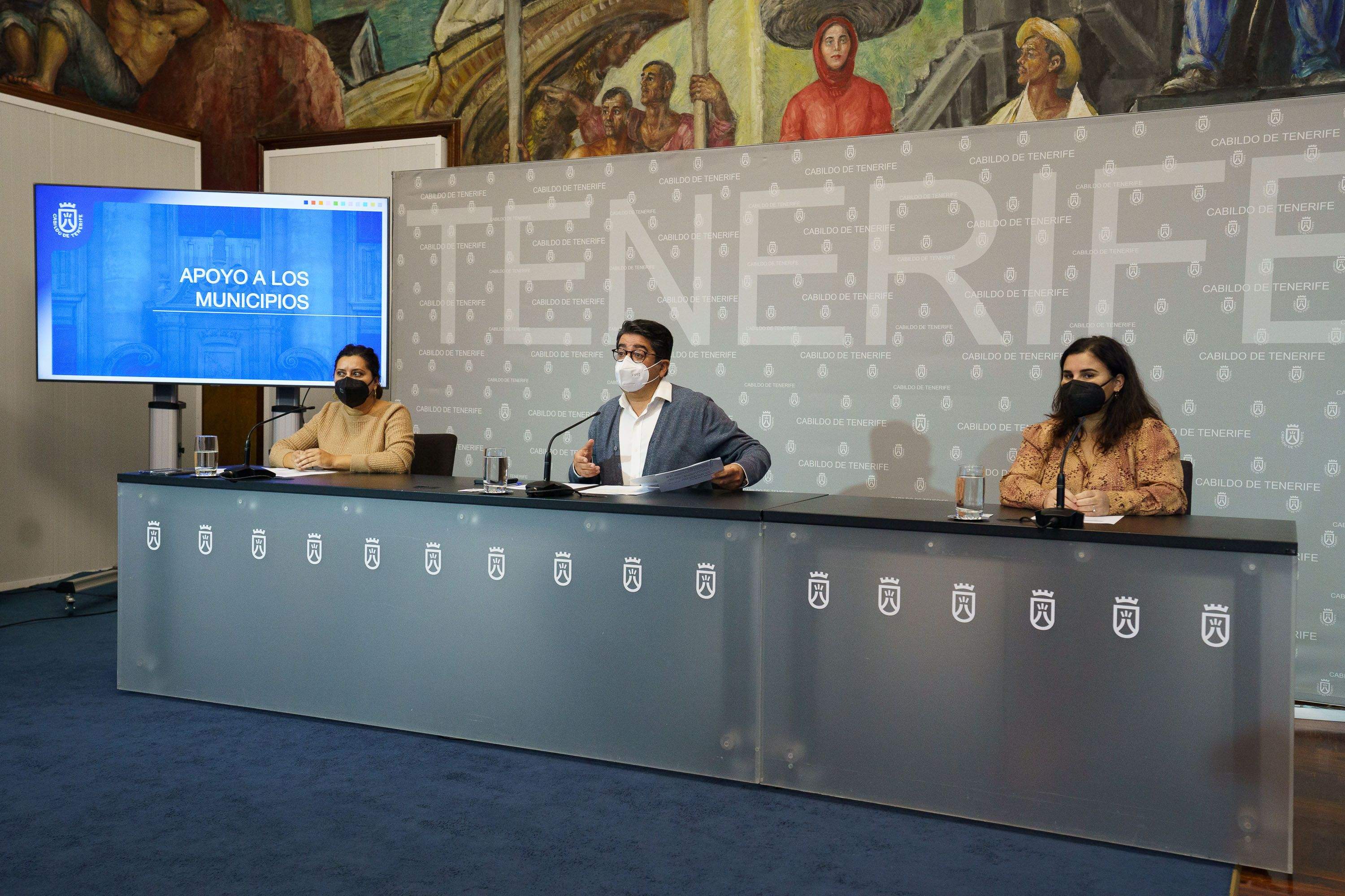 Rueda de prensa del presidente del Cabildo de Tenerife, Pedro Martín, la presidenta de la Fecam, María Concepción Brito, y la consejera insular de Empleo, Desarrollo Socioeconómico y Acción Exterior, Carmen Luz Baso./