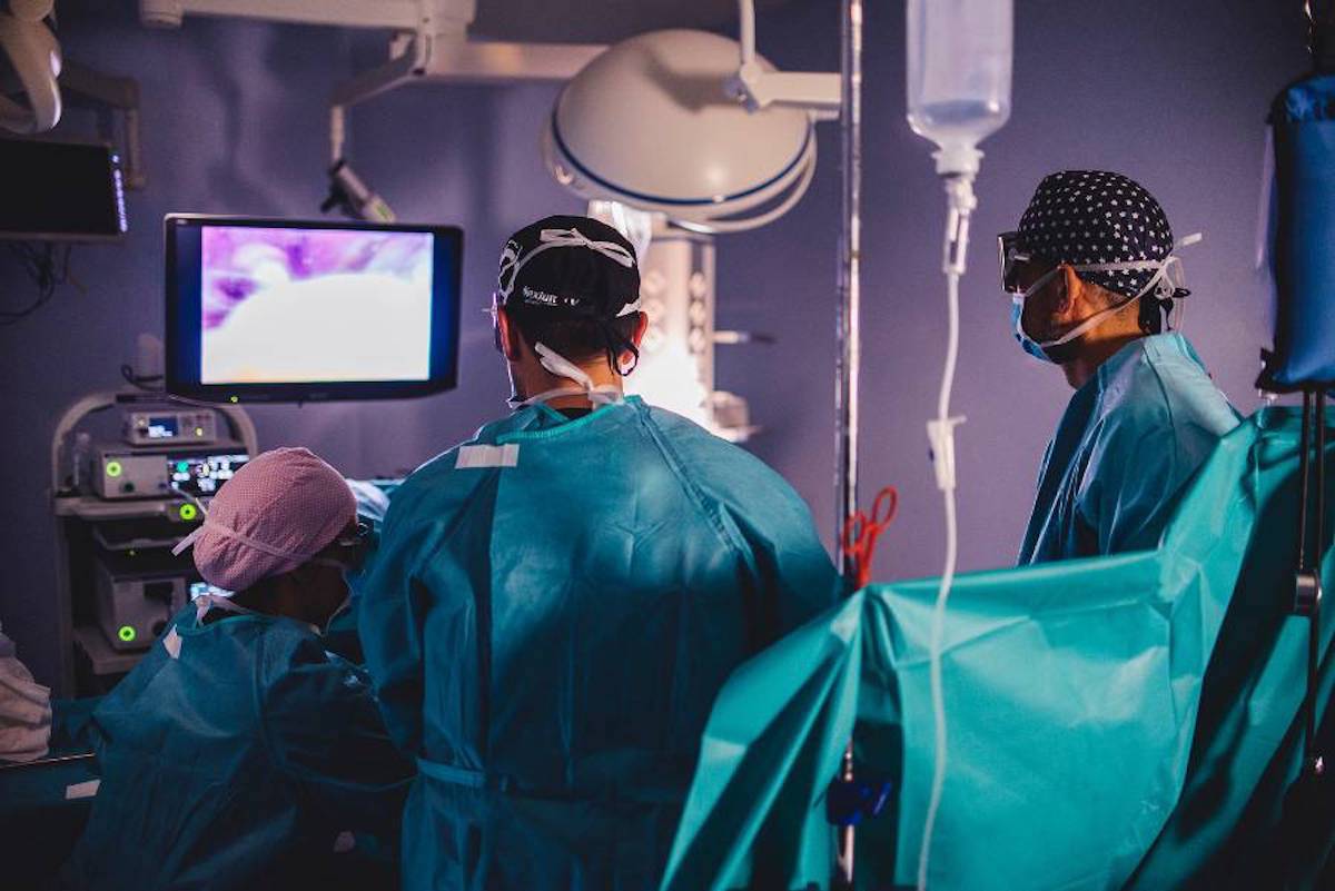 Especialistas realizan una biopsia a un paciente: el cáncer de próstata requiere un diagnóstico precoz / QUIRÓNSALUD