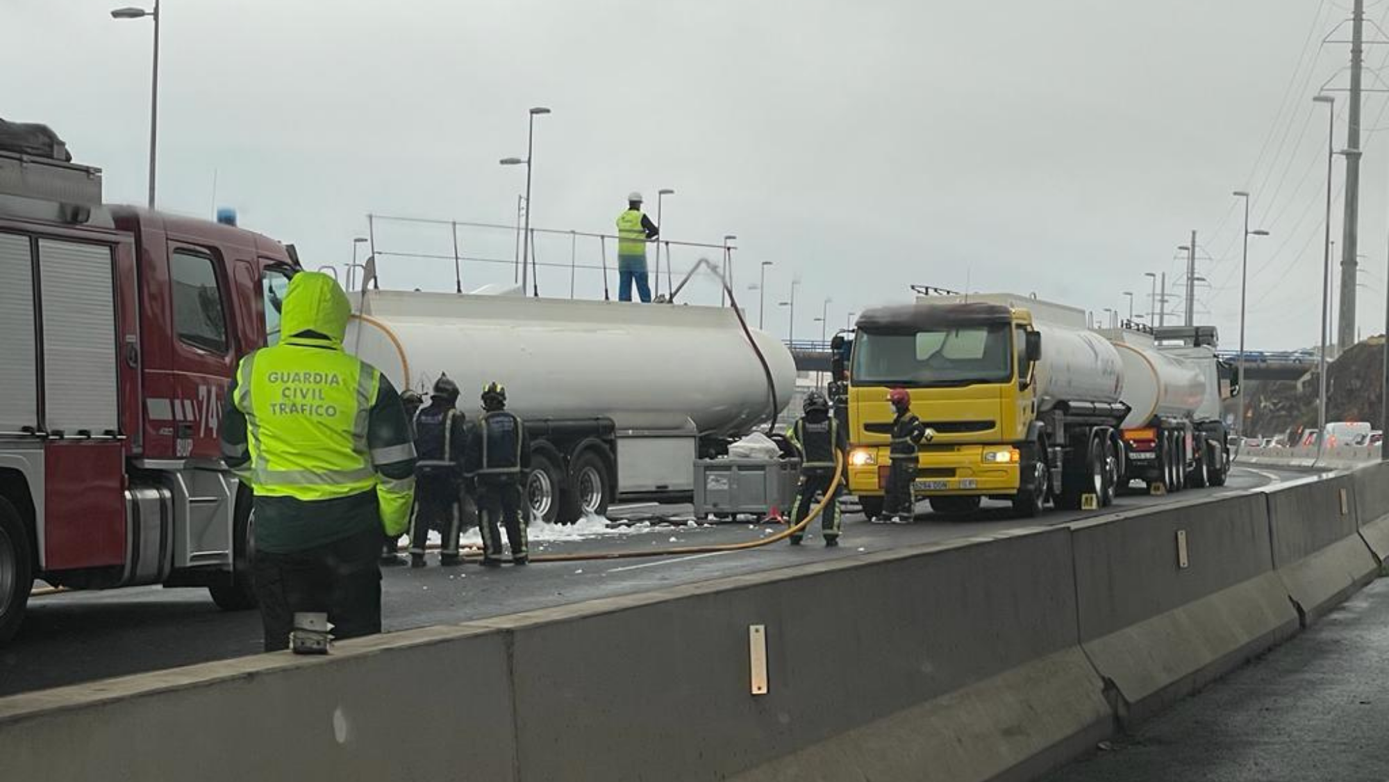 Dos heridos en la colisión de camión cisterna y un coche a la altura de Añaza
