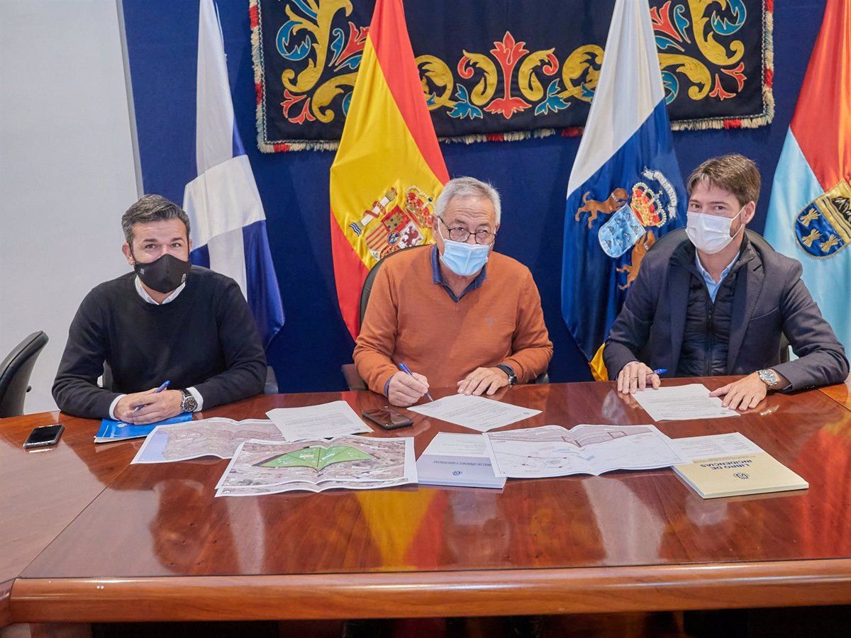 El consejero de Cooperación Municipal del Cabildo de Tenerife, Zebenzuí Chinea, y el alcalde, Damián Pérez (c), en la firma de las obars de mejora de la red de aguas. / Cabildo de Tenerife 