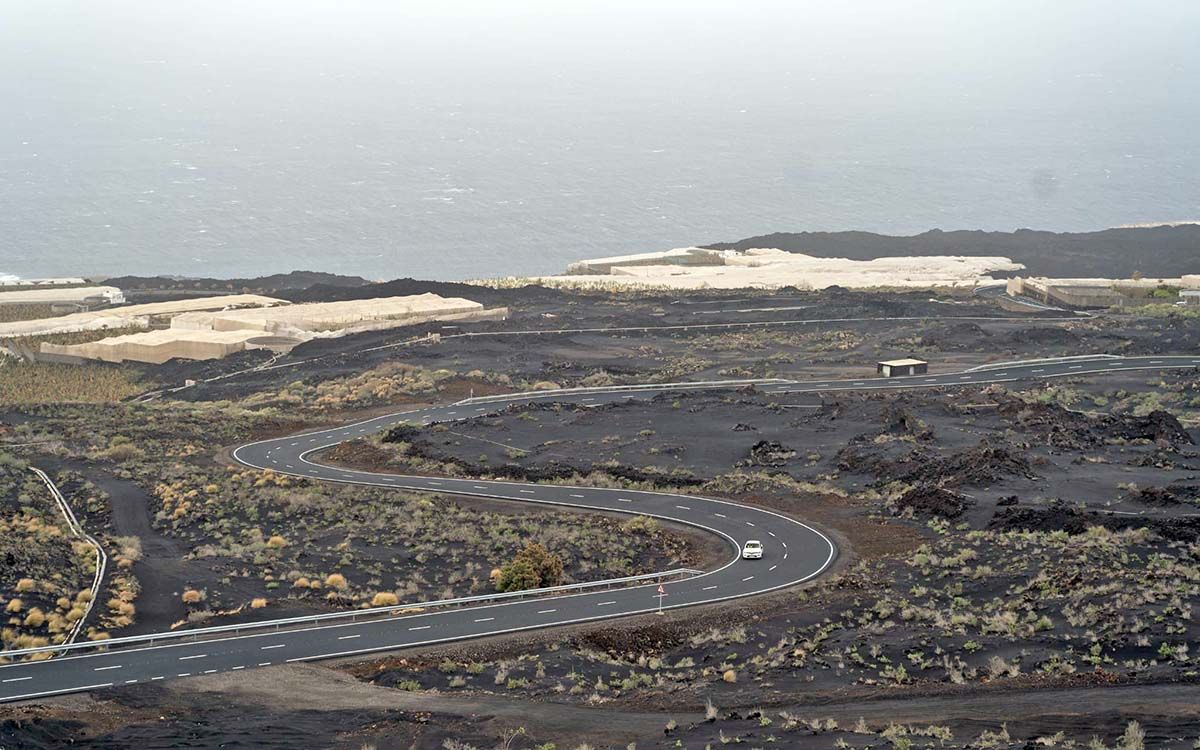 La carretera que conecta Las Manchas con Puerto Naos afectada por el volcán. / Gobierno de Canarias 