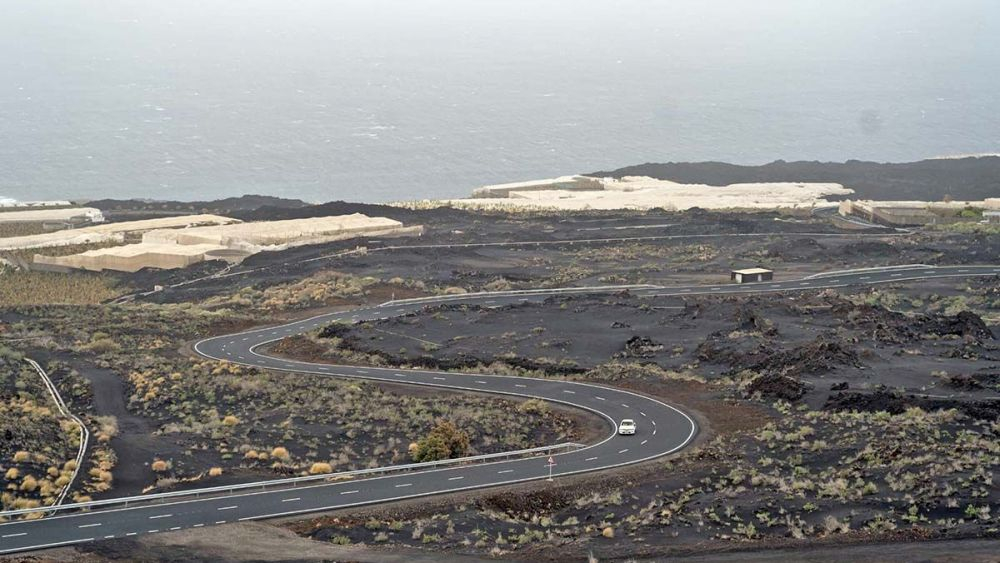 La carretera que conecta Las Manchas con Puerto Naos, donde se mantiene la concentración de CO2. / Gobierno de Canarias 