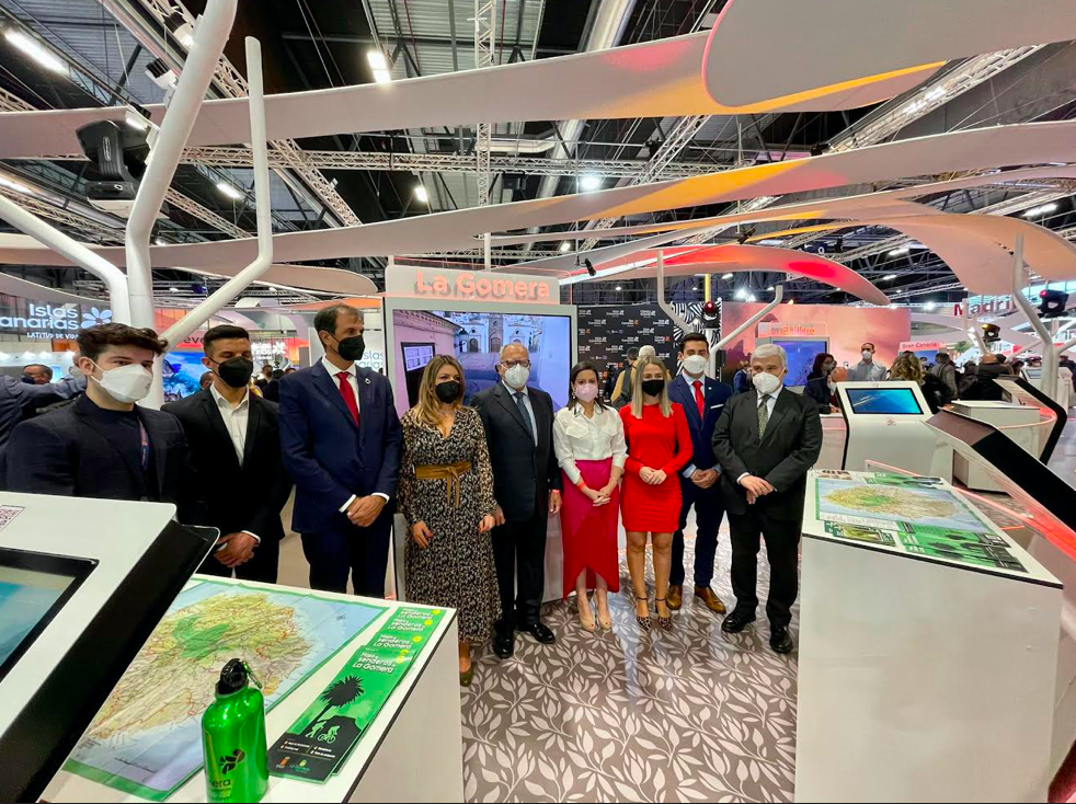 Autoridades regionales e insulares en el stand de Turismo de La Gomera e Islas Canarias en FITUR 2022. / Cabildo de La Gomera 