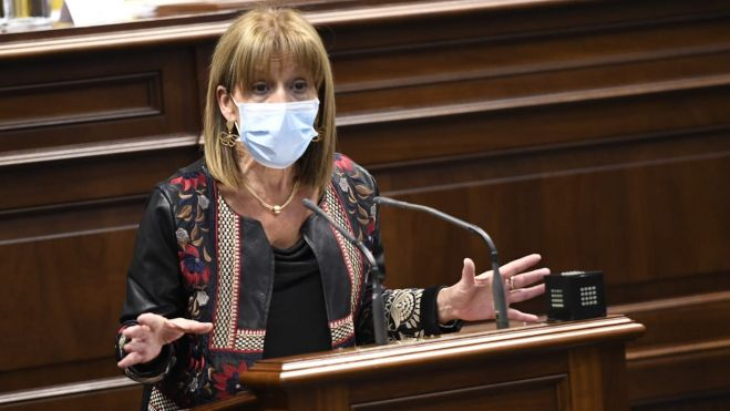 La portavoz económica de Nueva Canarias en el Parlamento, Esther González, en la tribuna de oradores / Imagen distribuida por Nueva Canarias La portavoz económica de Nueva Canarias en el Parlamento, Esther González, en la tribuna de oradores / Imagen distribuida por Nueva Canarias