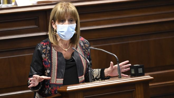 La portavoz económica de Nueva Canarias en el Parlamento, Esther González, en la tribuna de oradores / Imagen distribuida por Nueva Canarias