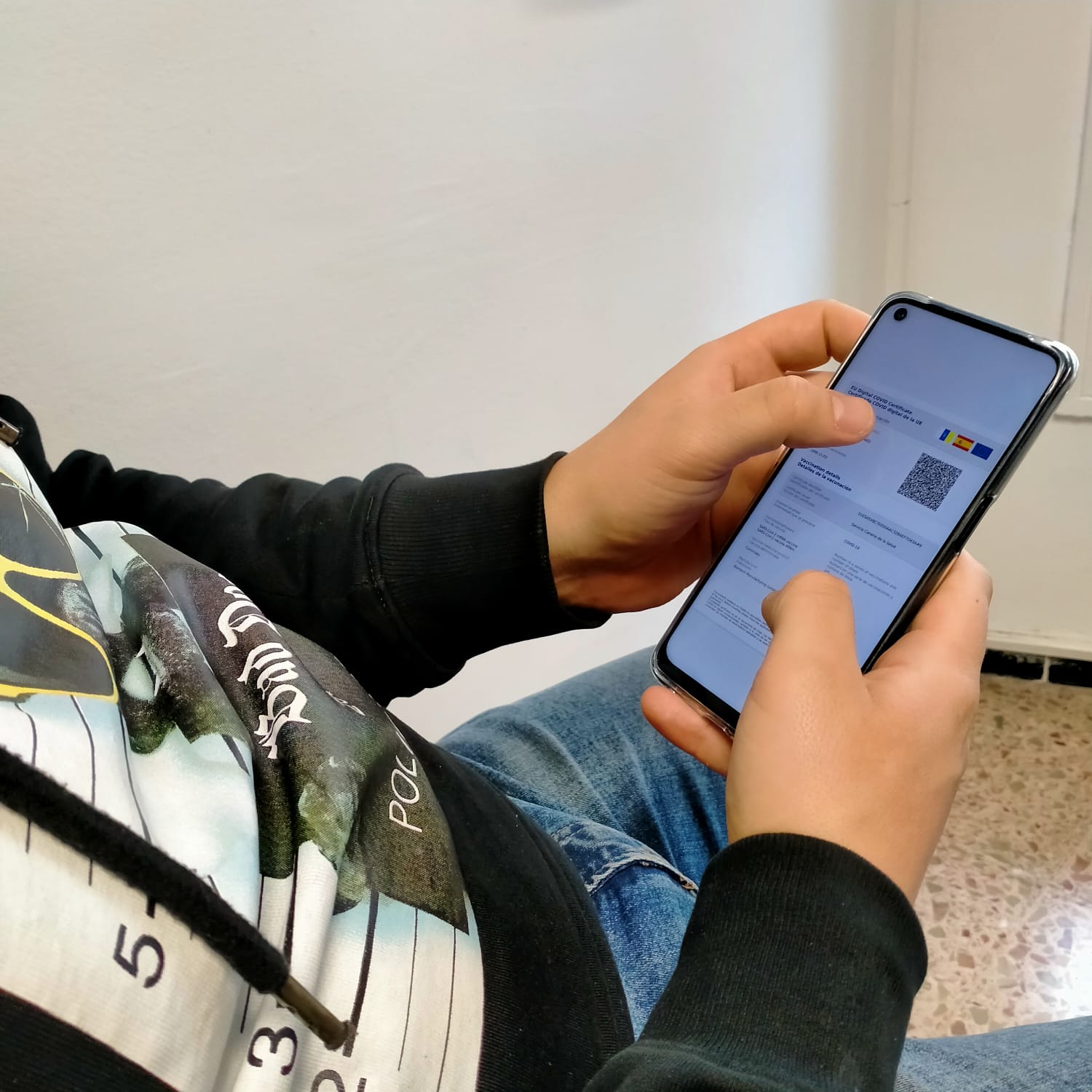 Una persona revisa su certificado covid tras adquirirlo en una de las oficinas de farmacia / Atlántico Hoy