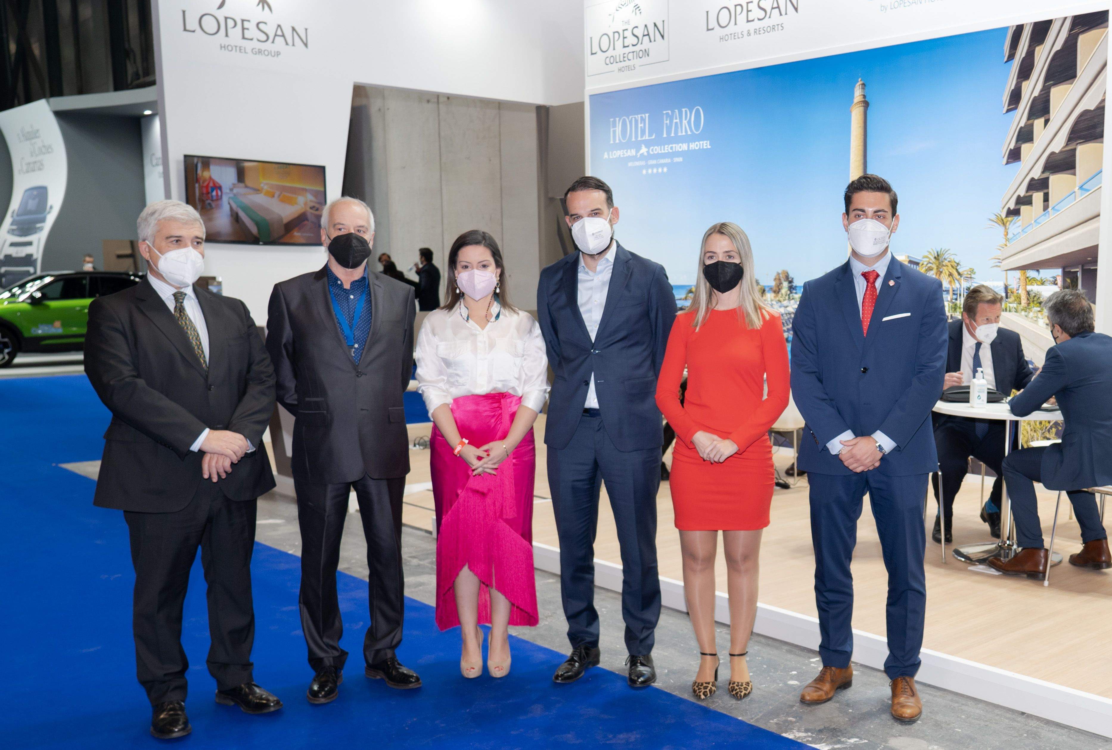 Yaiza Castilla, consejera de Turismo del Gobierno de Canarias visita el estand de Lopesan Hotel Group. / Cedida
