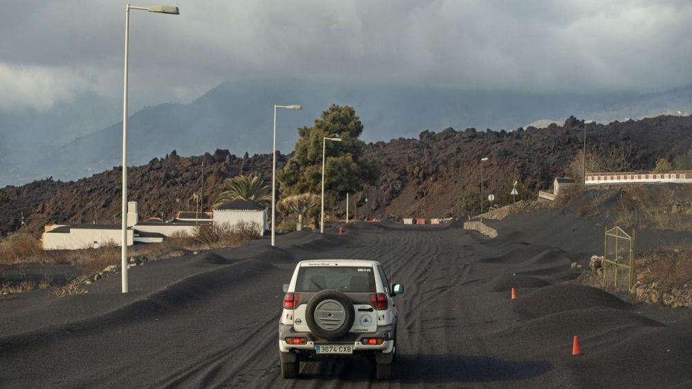 Carretera de Puerto Naos en La Palma cubierta de ceniza. / Europa Press 