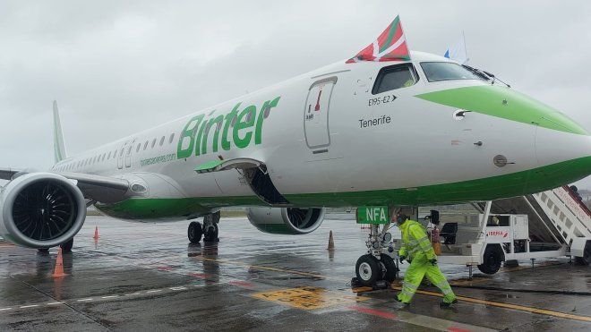 Un avión de la aerolínea Binter en el aeropuerto de San Sebastián. / EP