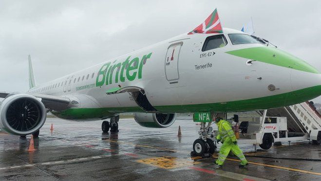 Un avión de la aerolínea Binter en el aeropuerto de San Sebastián. / EP