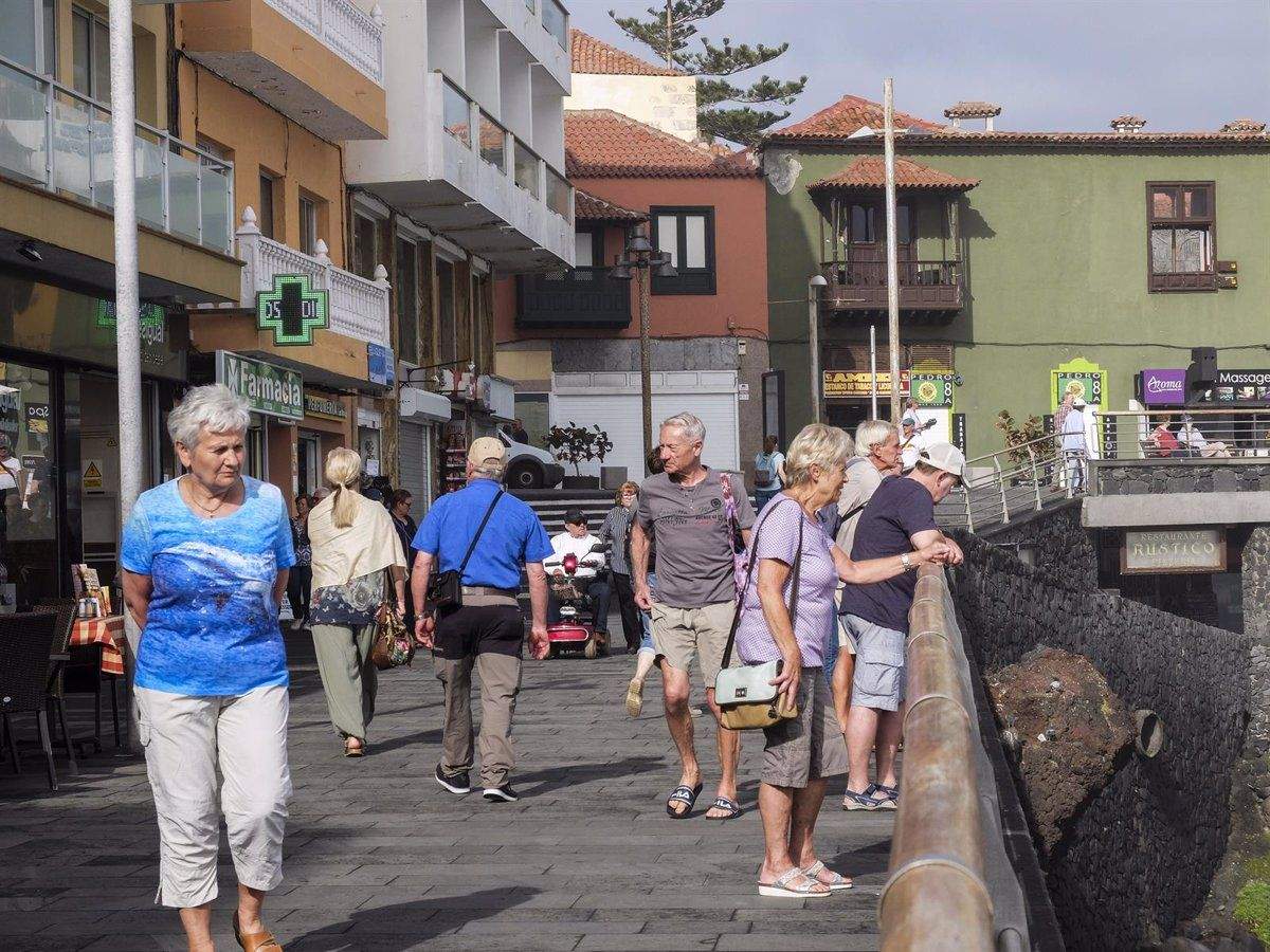 Imagen de archivo de turistas en el Puerto de la Cruz. / Europa Press