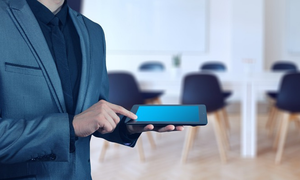 Una persona trabajando en un proyecto innovador. / Pixabay 