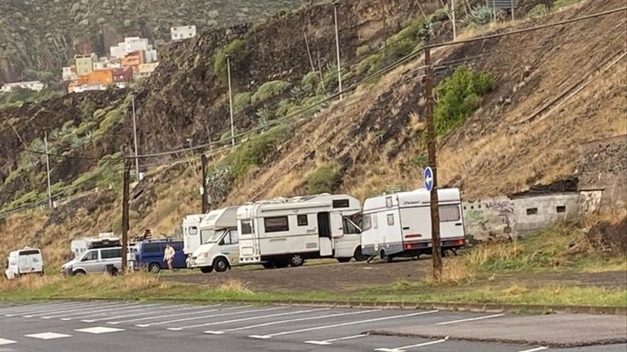 Caravanas en la playa de las Teresitas./ Policía de Santa Cruz de Tenerife 