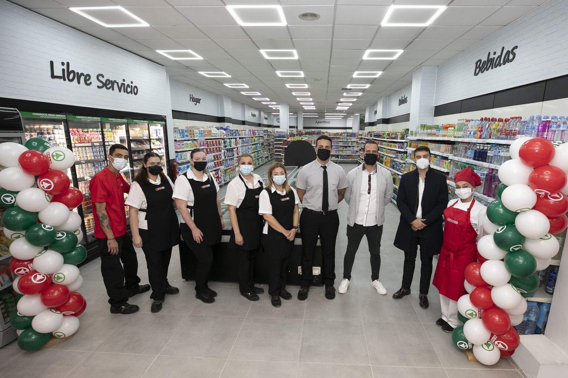 El equipo de SPAR Benartemi durante la reapertura./ SPAR.