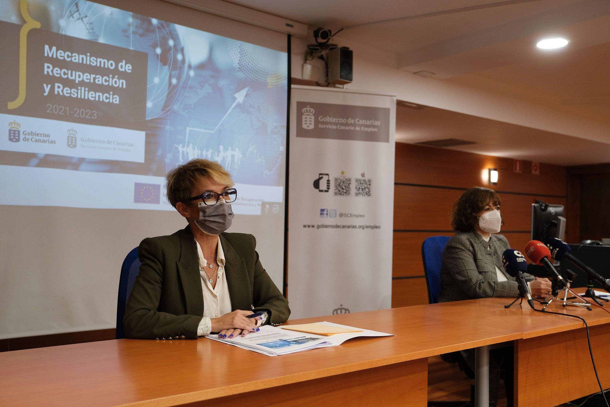 La consejera de Economía, Conocimiento y Empleo del Gobierno de Canarias, Elena Máñez, y la directora del SCE, Dunnia Rodríguez./ Gobierno de Canarias.