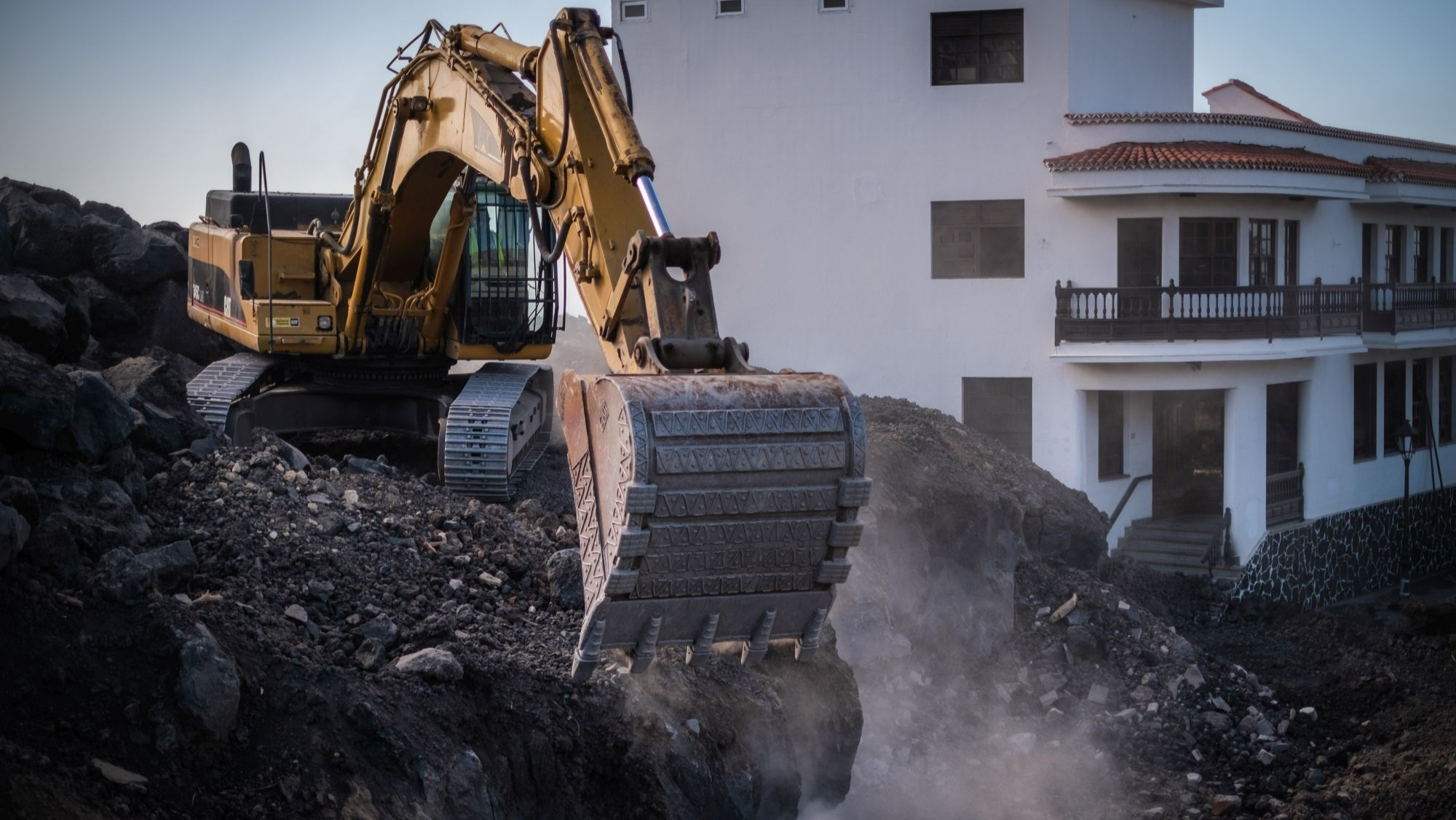 Operarios trabajando en la reconstrucción de La Palma por el volcán. / Europa Press