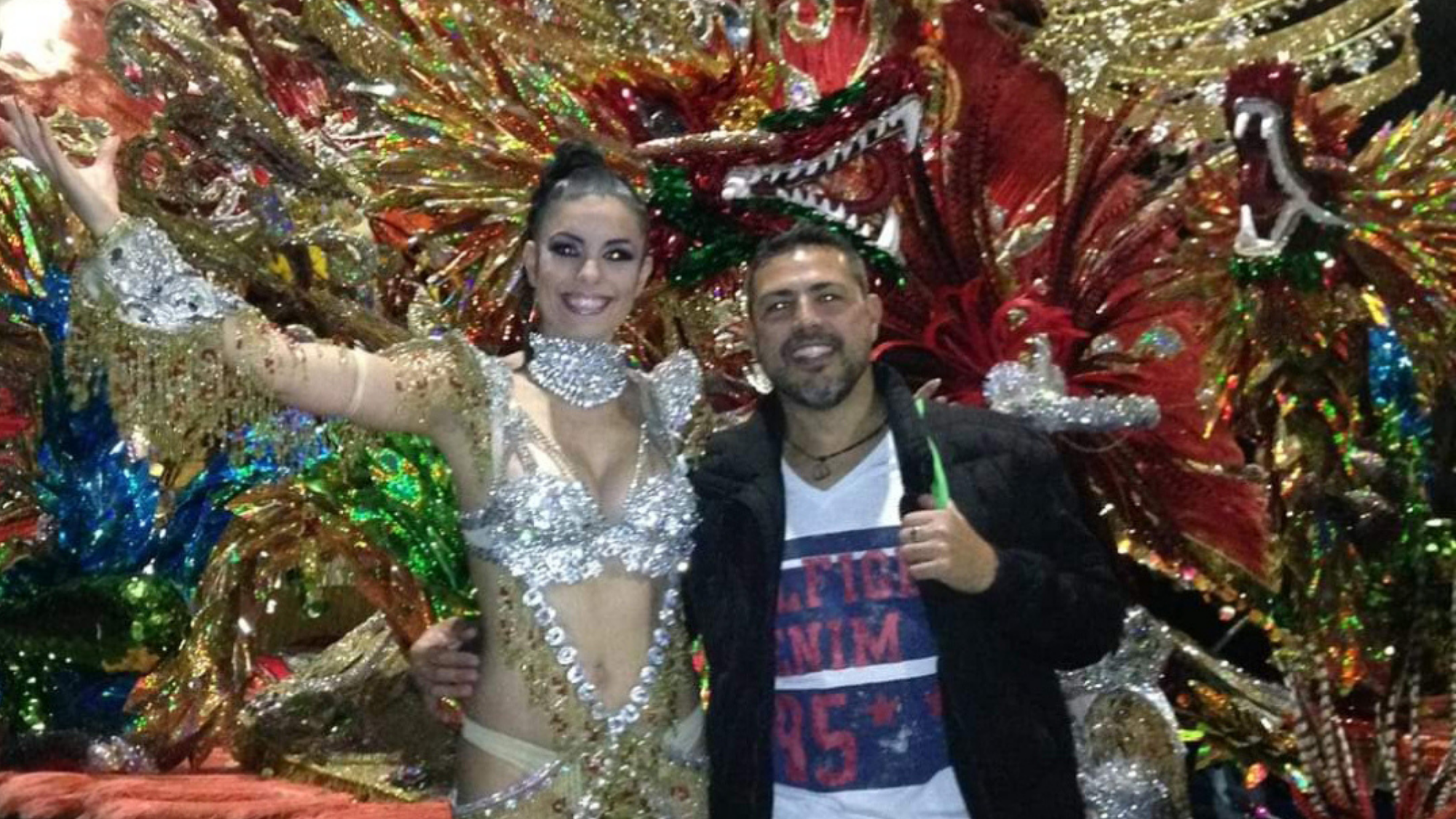 El artesano Juan Gil con una candidata a Reina del Carnaval. / Cedida