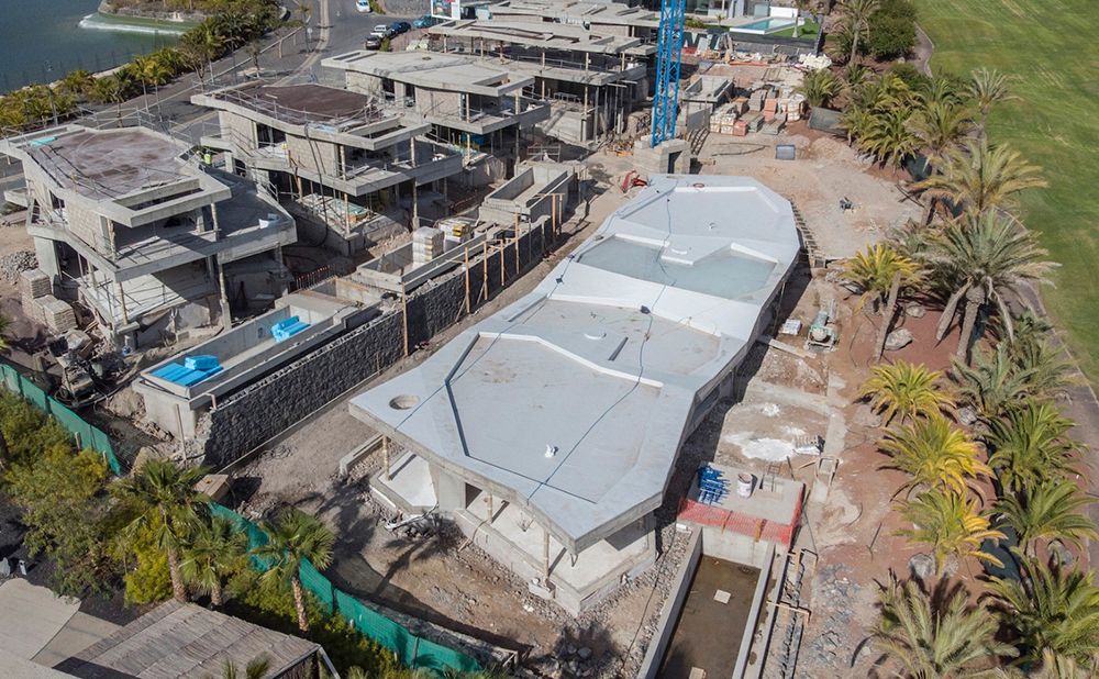 Conjunto de villas de obra nueva en construcción. / Cedida