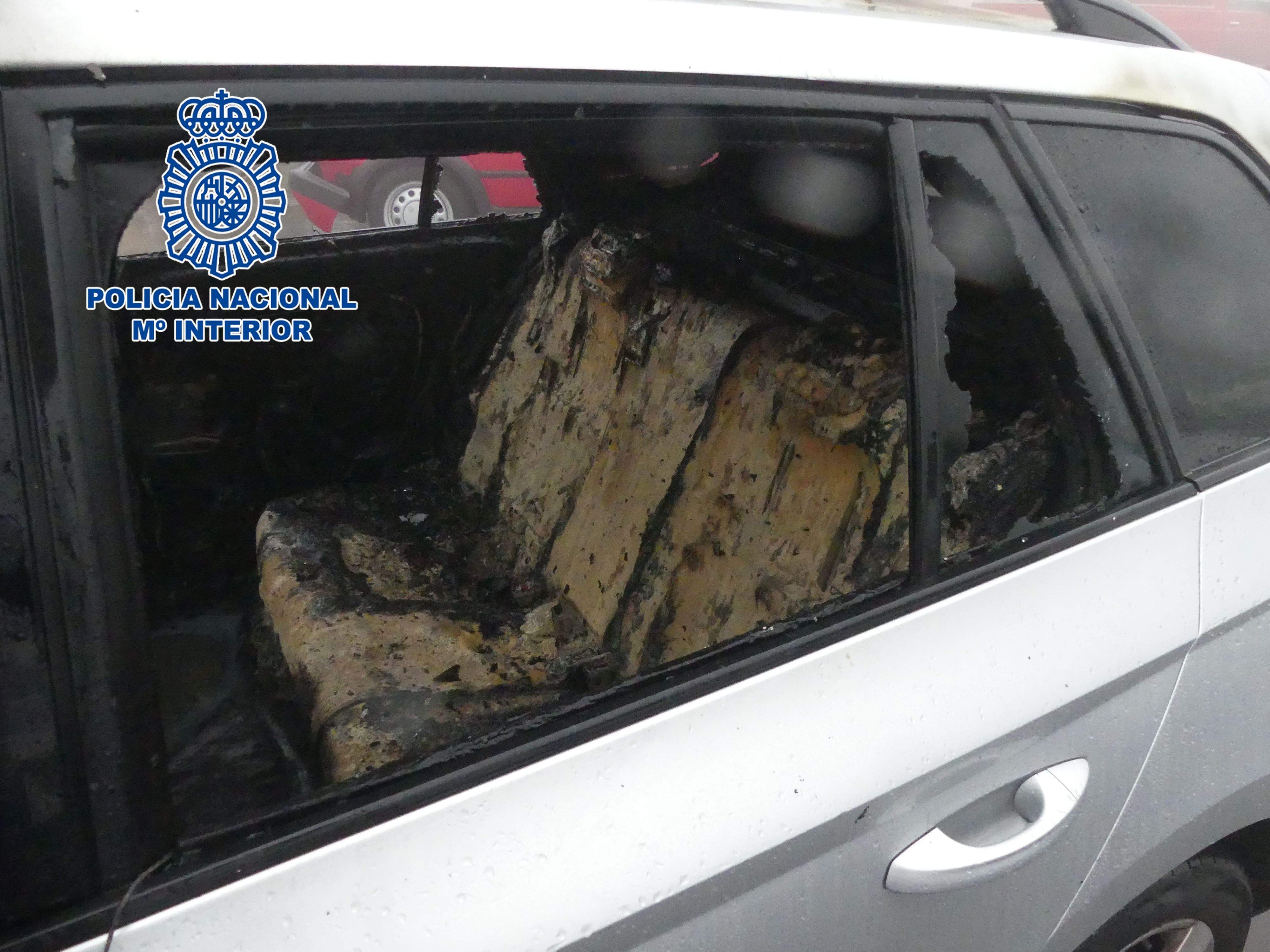 Vehículo quemado por el pirómano detenido./ Policía Nacional.