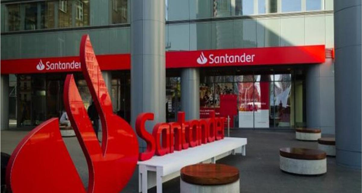 Oficina del Banco Santander, uno de los bancos que adaptan para los mayores. / Archivo