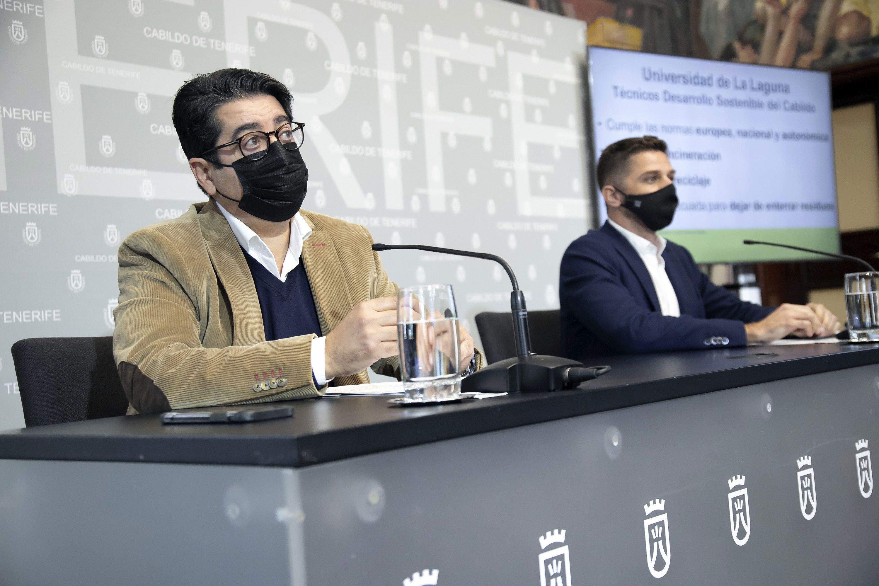 El presidente del Cabildo de Tenerife, Pedro Martín, y el consejero de Desarrollo Sostenible y Lucha Contra el Cambio Climático, Javier Rodríguez Medina./