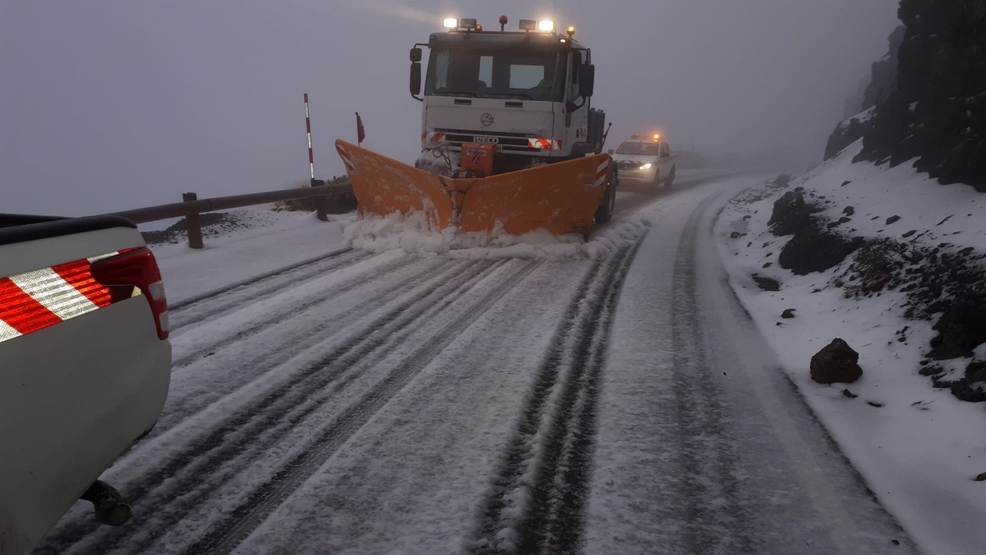Una máquina quitanieves del Cabildo de Tenerife elimina nieve de las carreteras del Teide. / #carreterasTF