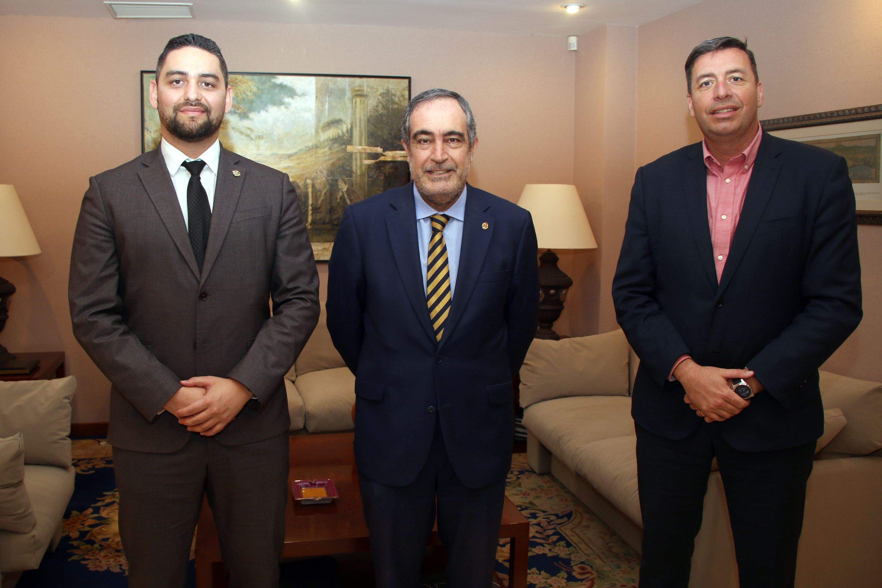 En la foto, de izquierda a derecha, Samuel Cruz Palenzuela, decano de los Titulados Mercantiles, José Manuel Niederleytner García-Lliberós, su homónimo del Colegio de Abogados, y Carlos González Delgado./ 