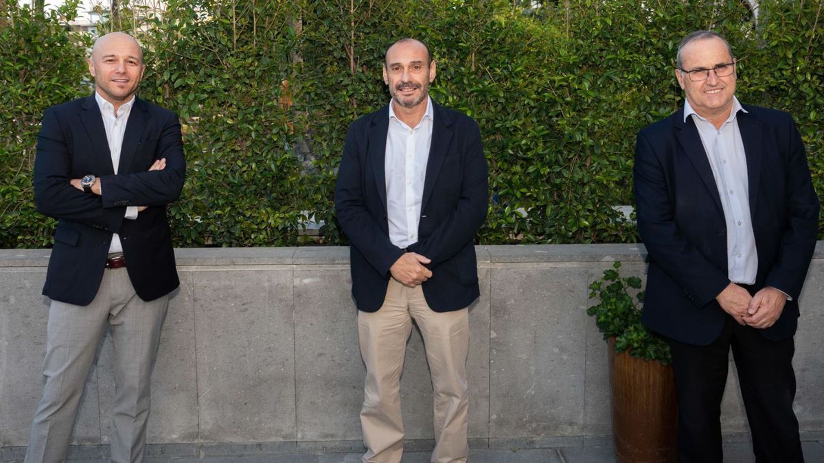 Humberto Puente, director de Hostelería - Mercado de Expansión de Damm; Javier Sendra, director general de Ahembo; y Eduardo Pardo, director de Ventas de Damm, formalizan el acuerdo por Cerveza Victoria y Keler./