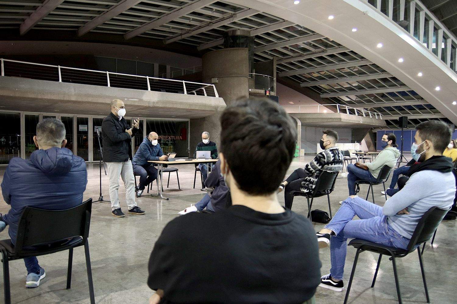 Foto de la reunión del ayuntamiento con los grupos del carnaval./