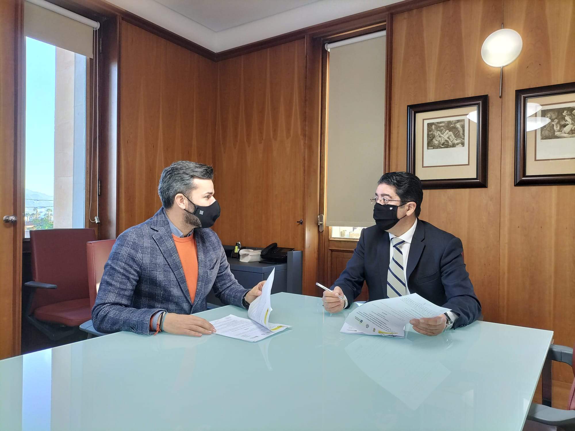 El presidente insular Pedro Martín y Zebenzuí Chinea, consejero insular de Cooperación Municipal y Vivienda, acuerdan subir el presupuesto./