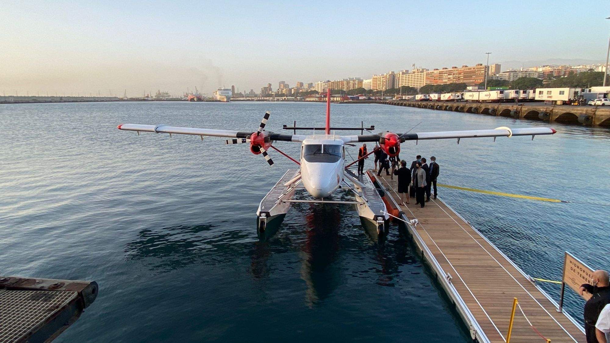 Surcar Airlines mantiene su apuesta por los hidroaviones en el puerto de Tenerife. / AH