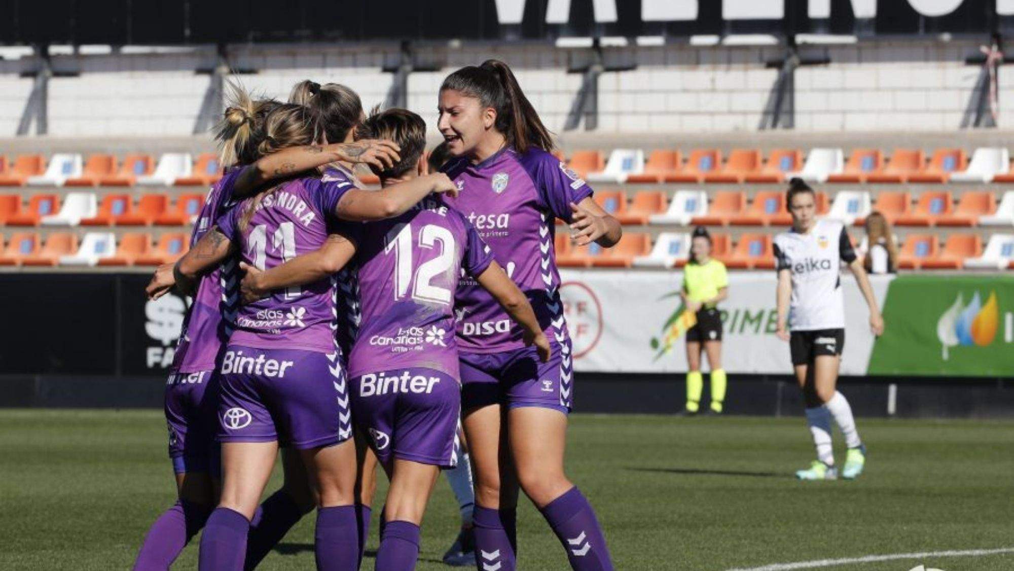 Las jugadoras de la UDG Tenerife celebran uno de los tantos de la victoria. / Cedida