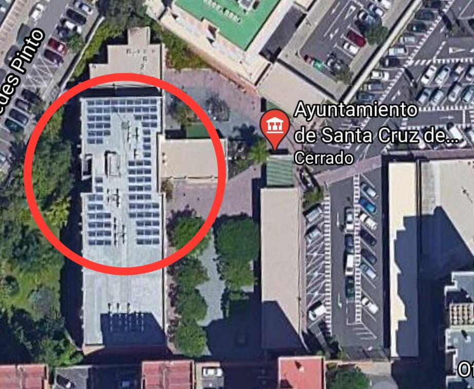 Imagen aérea del edificio de oficinas municipales de Ofra, con paneles solares