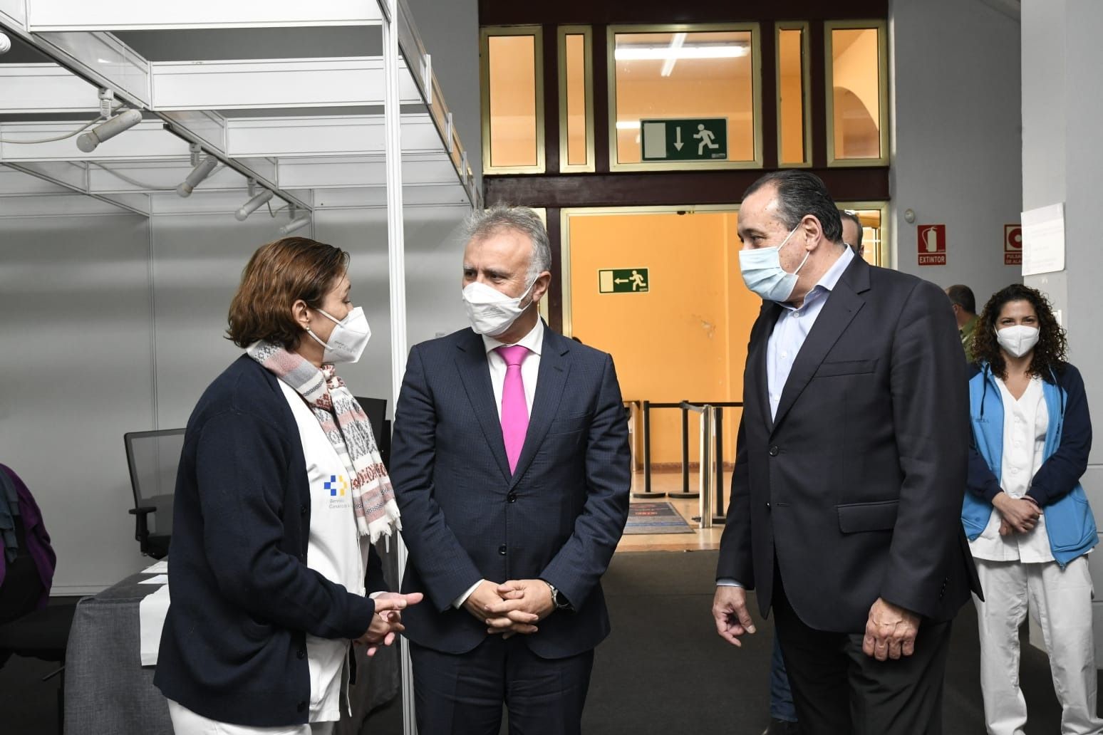 Torres, en el centro, visita junto con el consejero de Sanidad, Blas Trujillo, un punto de vacunación / Imagen distribuida por la presidencia del Gobierno de Canarias