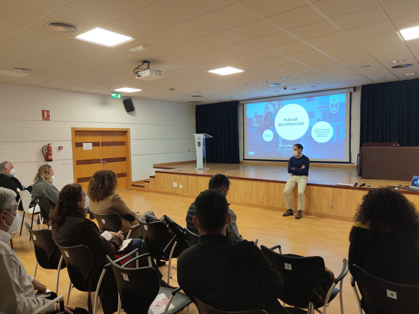 El presidente del Cabildo de La Palma durante la reunión interior con la plataforma de afectados. / Cabildo de La Palma 
