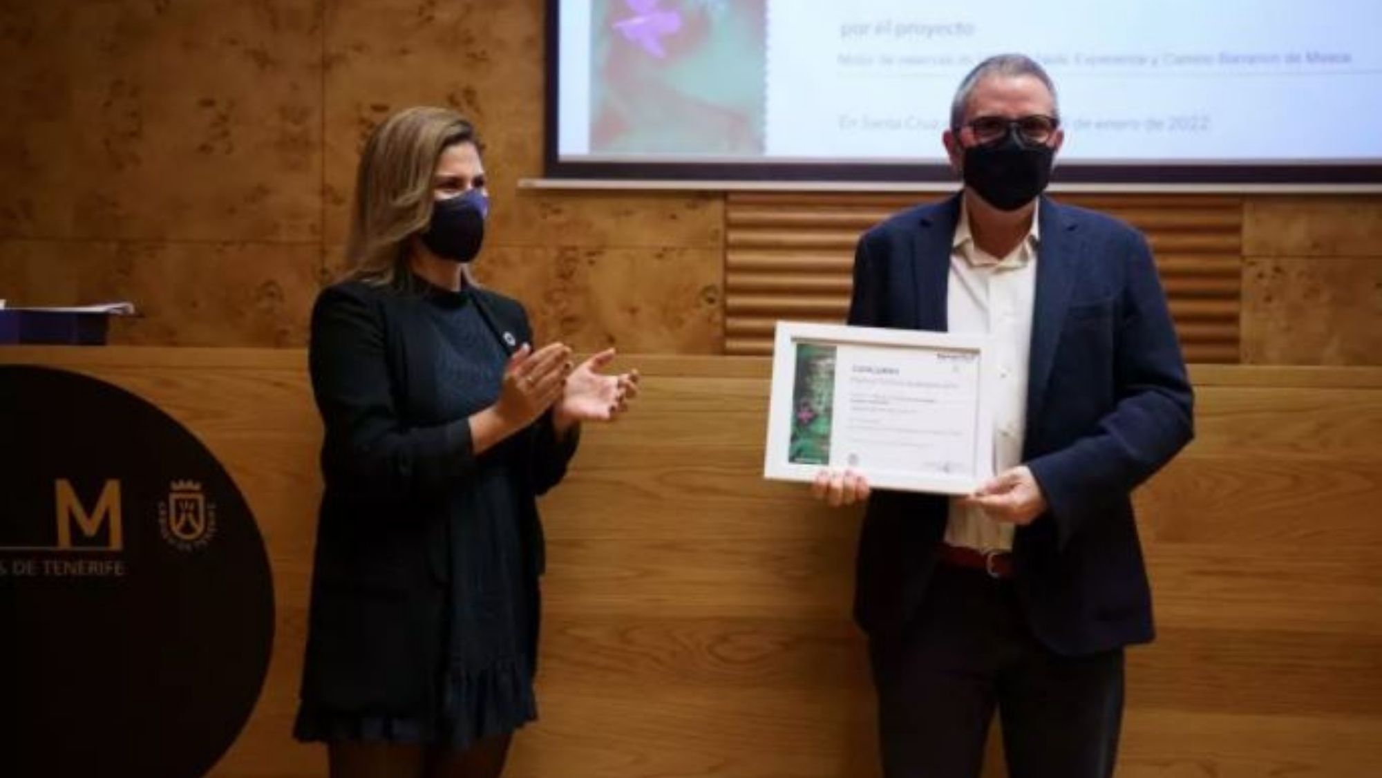 La directora insular de Turismo, Laura Castro, entrega el premio al director de Teleférico del Teide, Ignacio Sabaté. / Cabildo de Tenerife