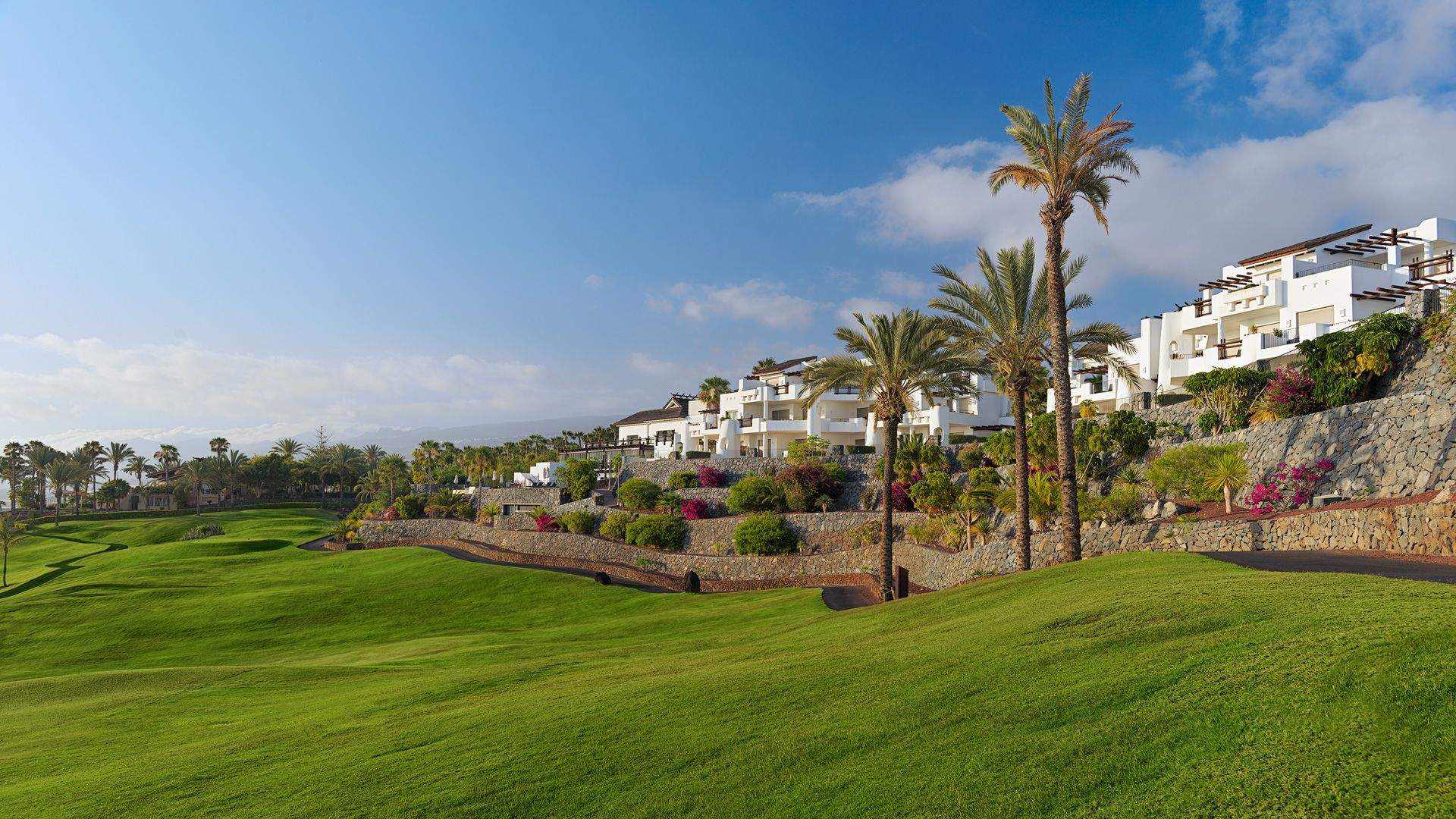Vista del hotel Las Terrazas de Abama Suites, desde su campo de golf. / Cedida