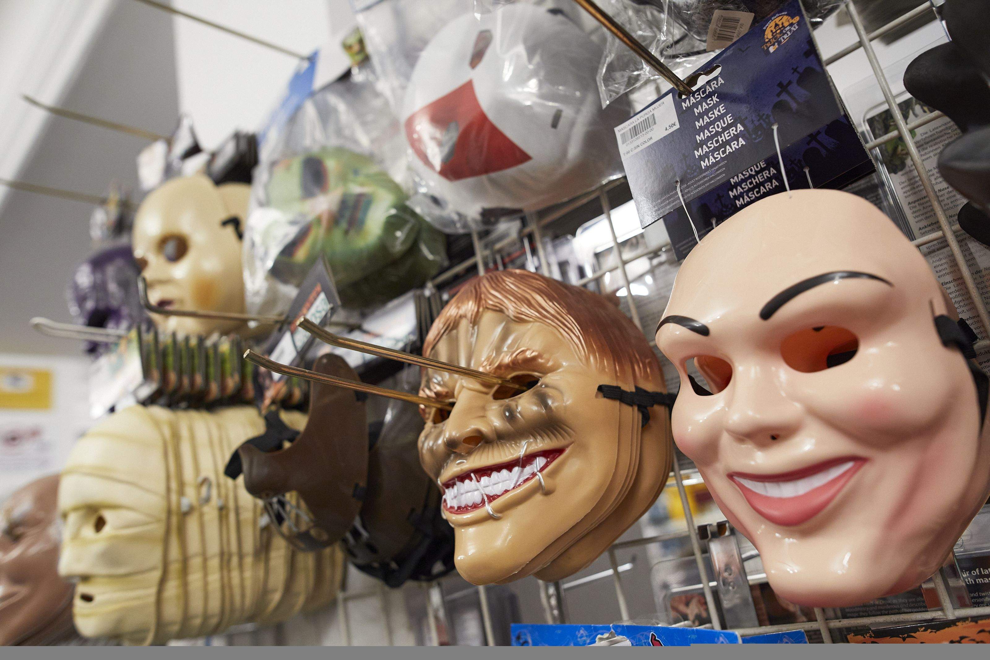Disfraces en una tienda de Carnaval. / Europa Press 